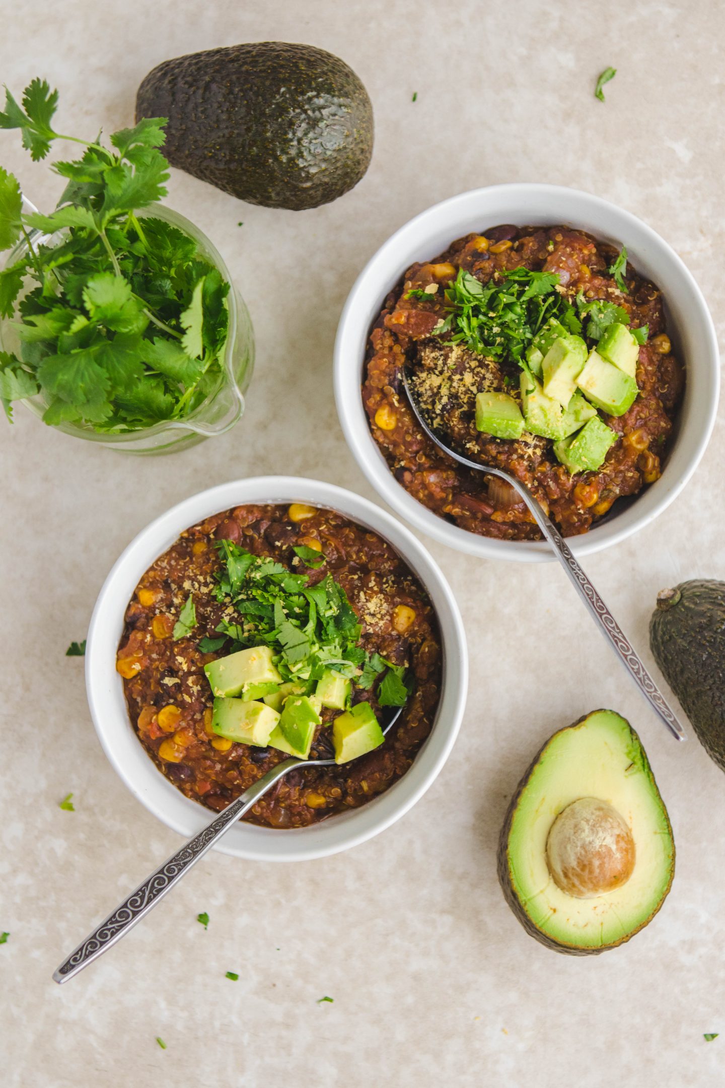 Slow Cooker Vegan Bean And Quinoa Chili. Here are 17 amazing vegan crock pot recipes that you won't believe are even vegan.. #vegan #crockpot #vegancrockpot #foodanddrink #veganrecipes #slowcooker #dinner