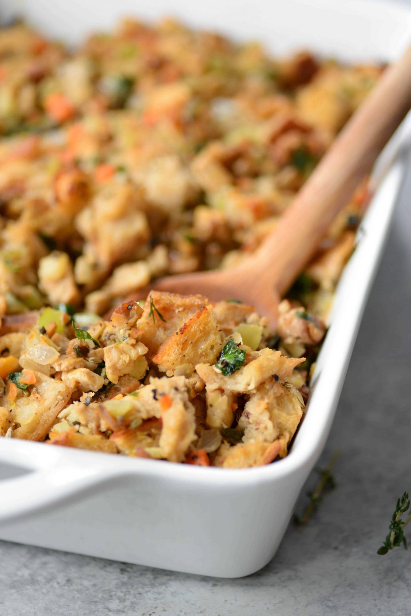 The 15 BEST Vegan Thanksgiving Recipes tried and tested by non-vegans -Everything from casseroles, mashes, salads and even a full vegan roast! The entire family will love this Vegan Holiday Menu! #vegan #thanksgiving #veganthanksgiving
