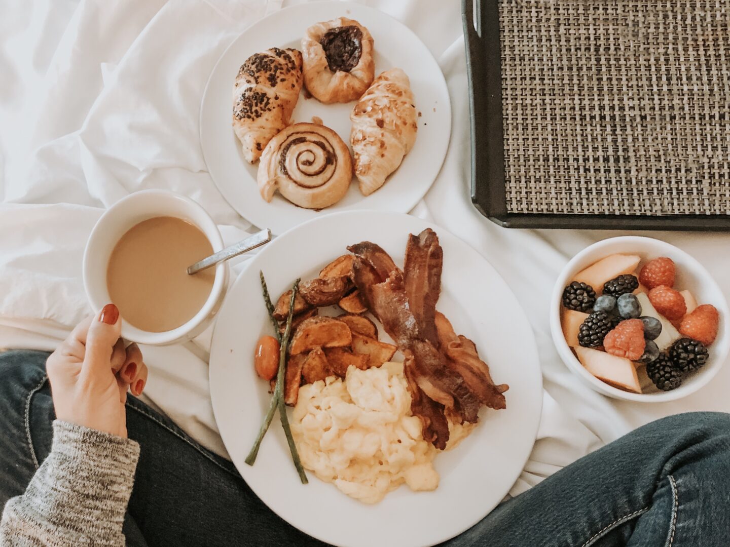 Creating a productive and functional morning routine is one of the best things you can do for yourself. Try this morning routine will also help you to change your life, practice self-care and self-love! These morning rituals really are going to help you with your overall wellness and health, nourish your mind, body and soul for a good and happy life! #morningroutine #morninghabits #habits #selflove #selfcare #selfdevelopment