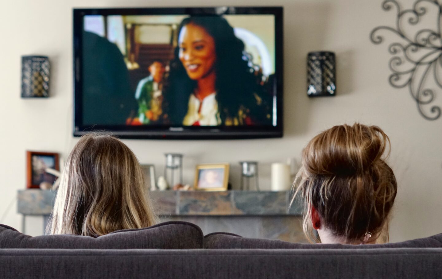 Trying to figure out what to do this weekend at home? Planning a fun day at home, or a staycation, is easy! Whether you're alone or having a weekend with your boyfriend/girlfriend, these are my favorite ways to spend the day and not spend too much money! #FunAtHome #StayAtHome