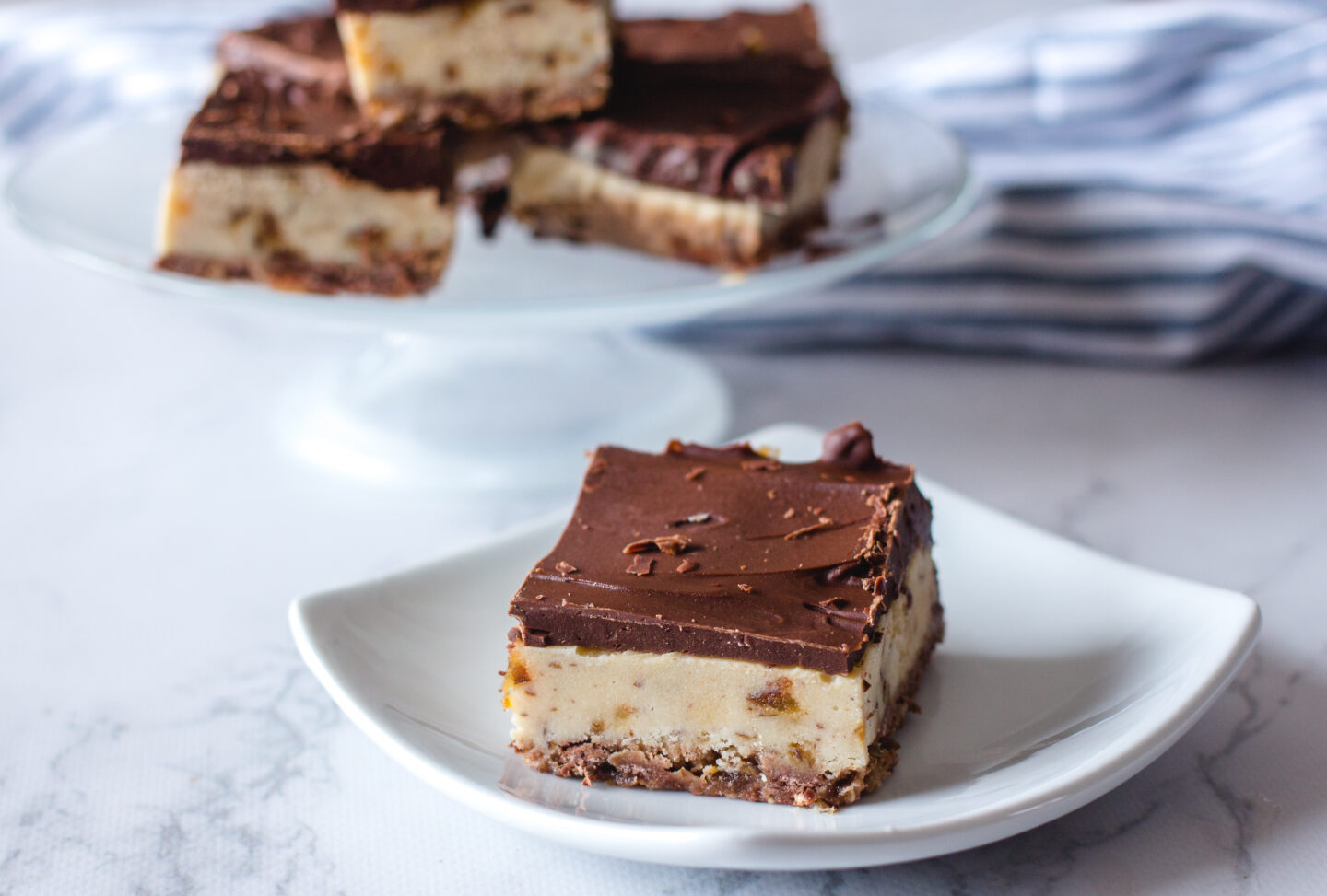 Delicious and Healthy No-Bake Caramel Bars that are PERFECT as a snack or a sweet treat. These vegan desserts are gluten-free and refined sugar free! The perfect decadent dessert that you can make in no time #dessert #vegan