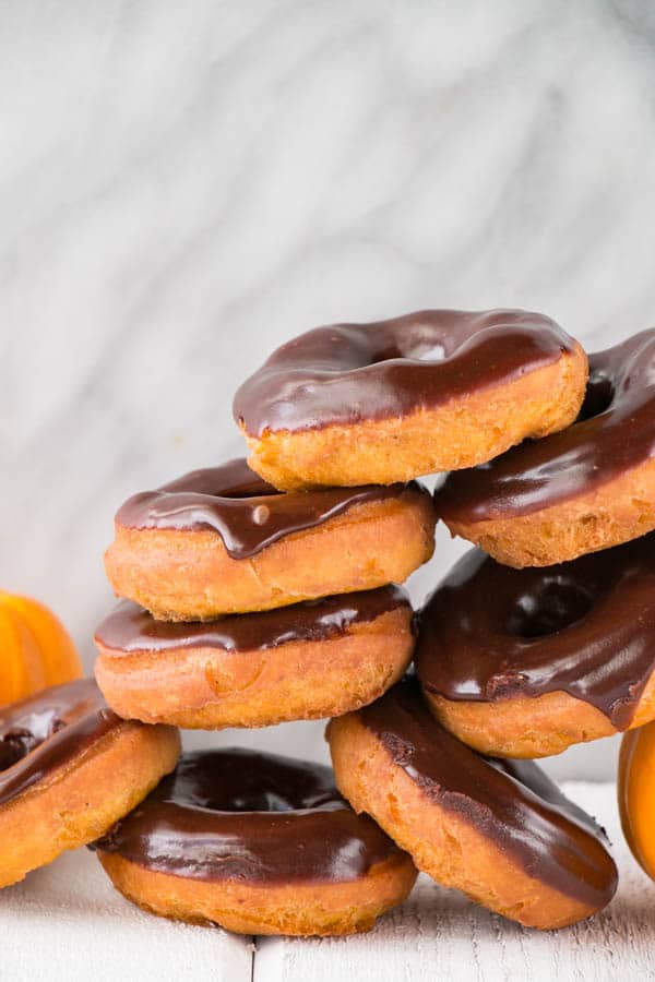 Delicious pumpkin recipes to try this Fall! Over 50 amazing Autumn-inspired recipes from pumpkin muffins to ravioli and everything in between. Whether you are looking for a pumpkin breakfast recipe or dessert, or perhaps a main dish, these are all SO DELICIOUS #pumpkinrecipes