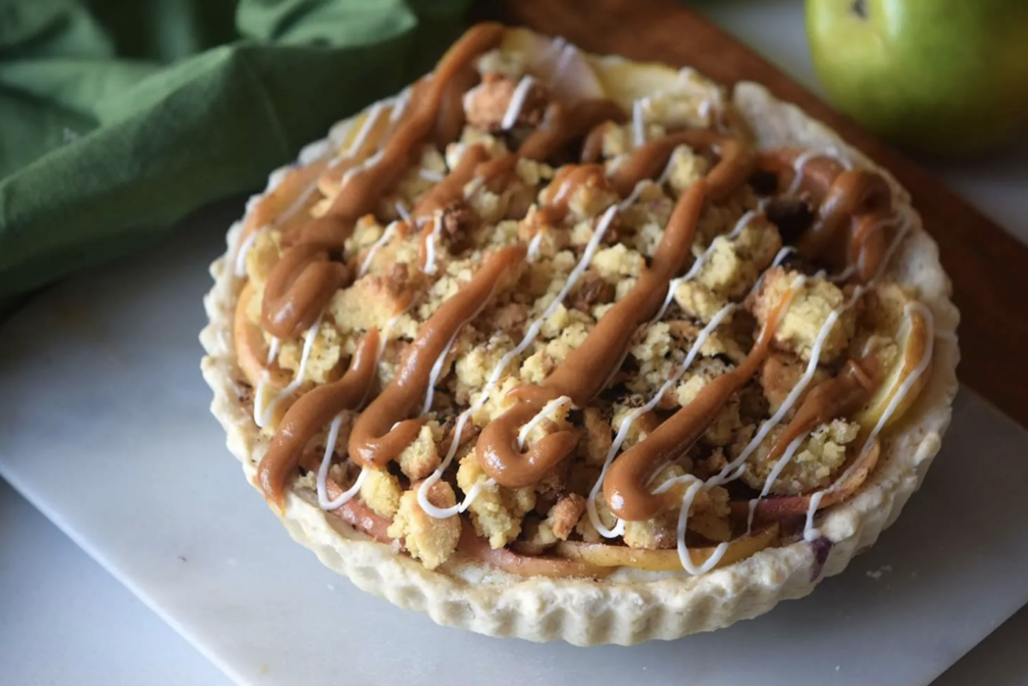 Delicious apple desserts to try this fall. The yummy and decadent desserts are perfect for Thanksgiving or Friendsgiving get-together #FallDesserts #Desserts #AppleDesserts