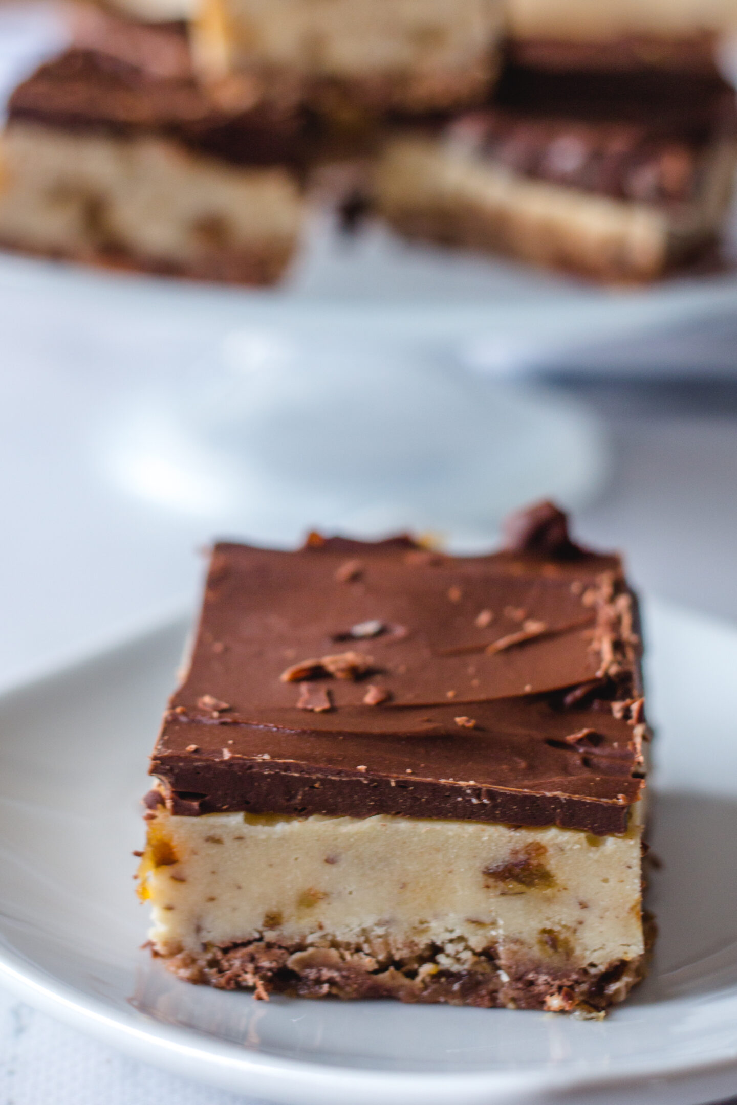 Delicious and Healthy No-Bake Caramel Bars that are PERFECT as a snack or a sweet treat. These vegan desserts are gluten-free and refined sugar free! The perfect decadent dessert that you can make in no time #dessert #vegan
