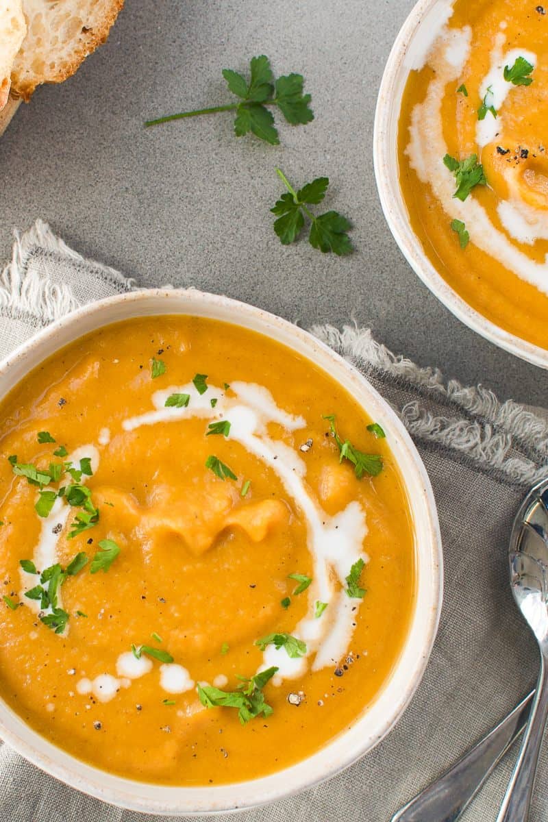 Delicious pumpkin recipes to try this Fall! Over 50 amazing Autumn-inspired recipes from pumpkin muffins to ravioli and everything in between. Whether you are looking for a pumpkin breakfast recipe or dessert, or perhaps a main dish, these are all SO DELICIOUS #pumpkinrecipes