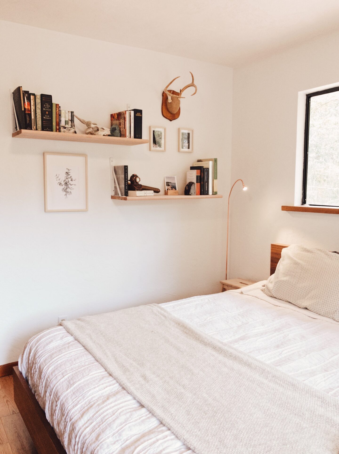 Hanging shelf for an easy and cheap DIY bedroom decor idea