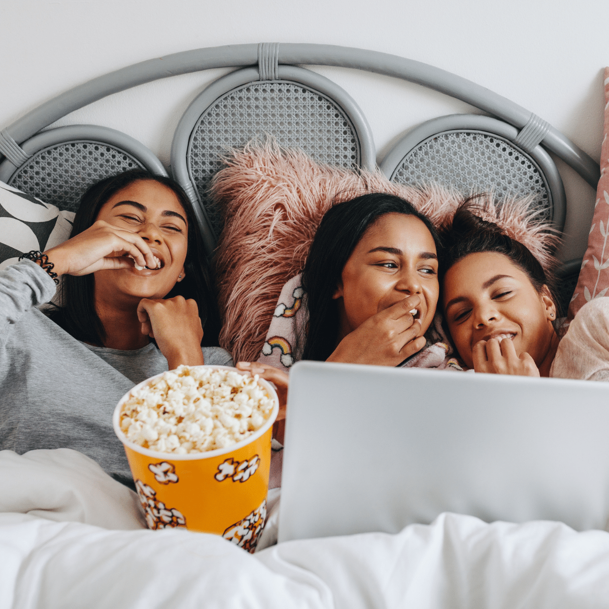 things-to-do-with-your-best-friend-at-a-sleepover-smart-sleeping-tips